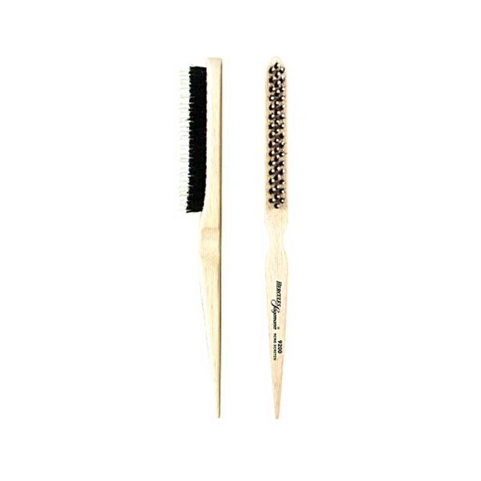 Четка за тупиране Hercules Sagemann с естествен косъм от глиганска четина и пластмасови зъбчета за постигане на перфектни резултати.